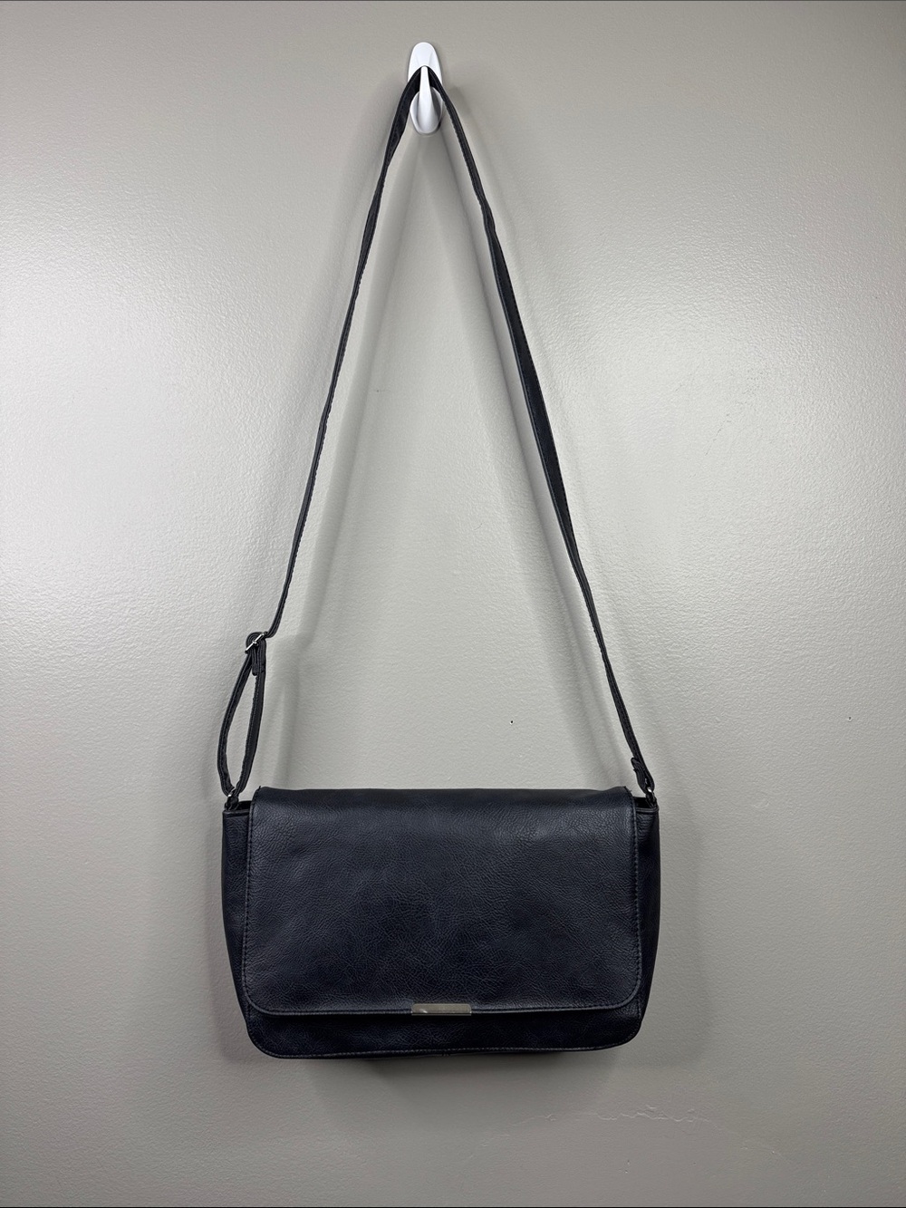thirty-one Black Adjustable Magnetic Flap Crossbody Bag